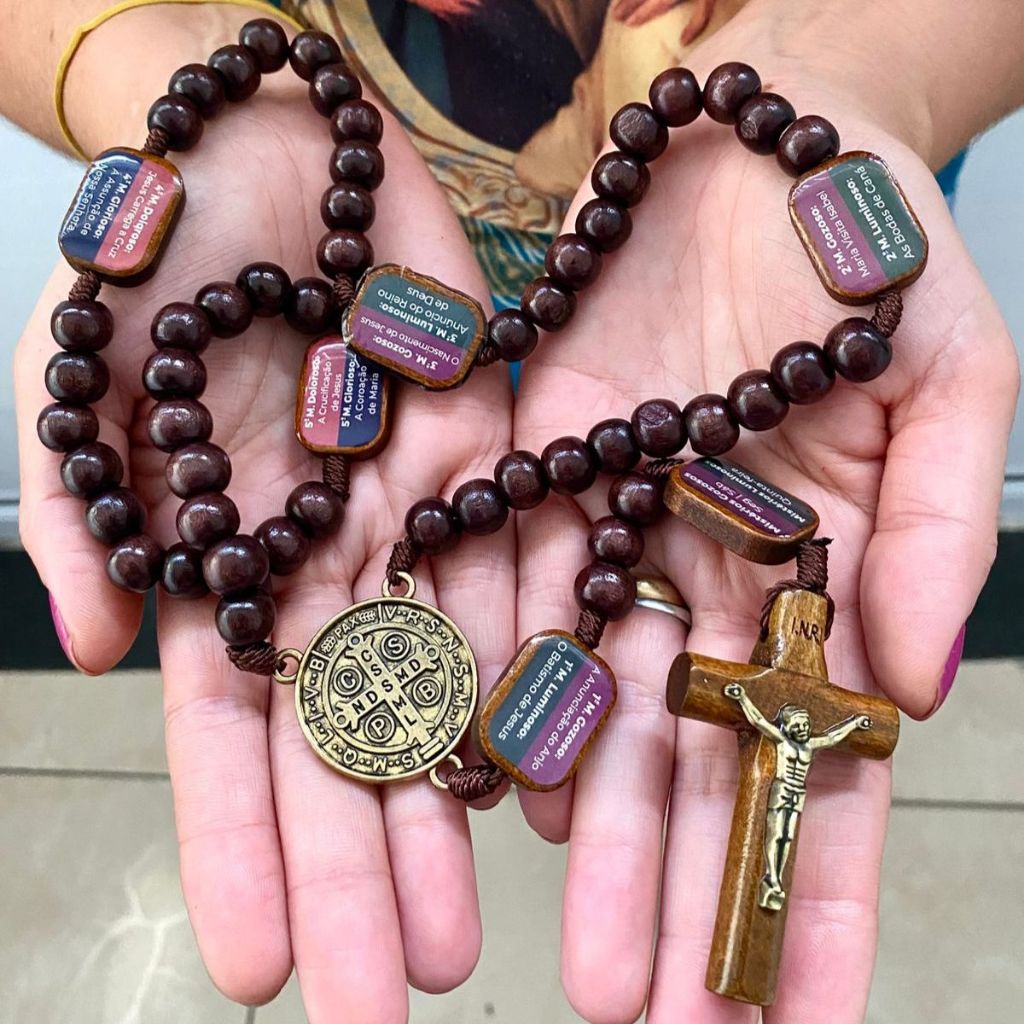 Terço Da Contemplação Dos Mistérios De Madeira Rosário Católico de São Bento em Oferta na Shopee