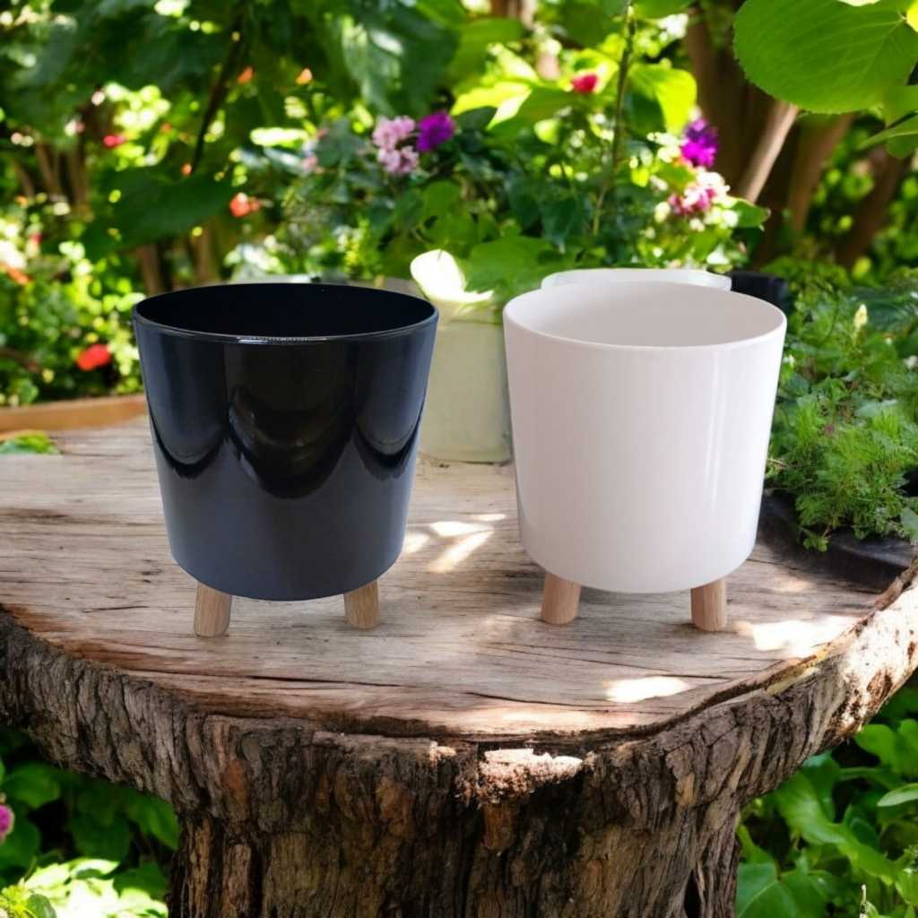 Vaso Cachepot Plástico com Pés de Madeira Kit com 2 Unidades Branco e Preto 15x19 para Orquídeas e Pequenas Flores