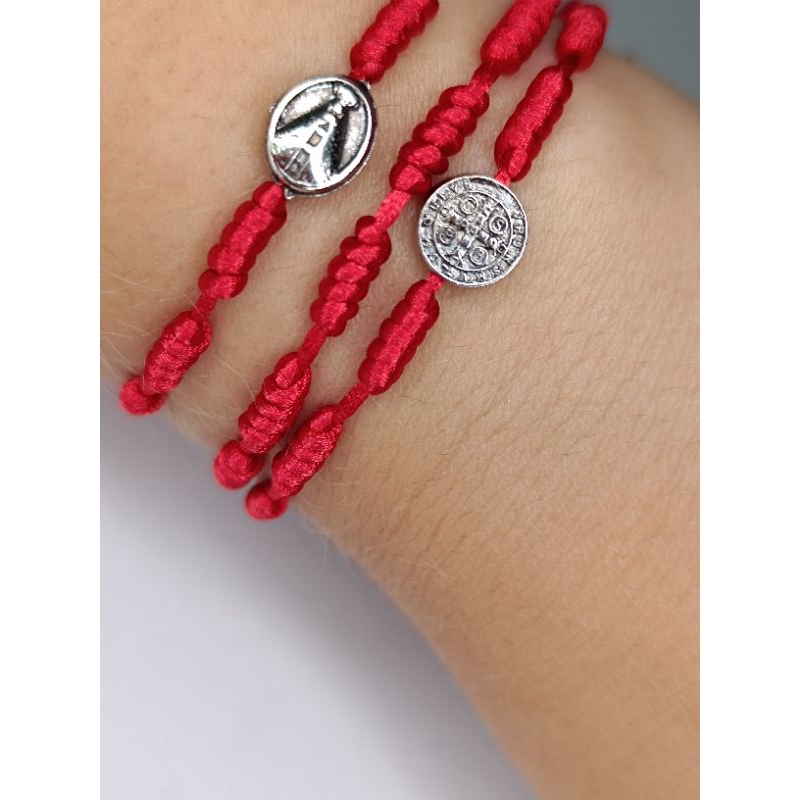 kit com 3 pulseiras sete nó sendo uma com medalha de nossa senhora Aparecida e uma São Bento. em Oferta na Shopee