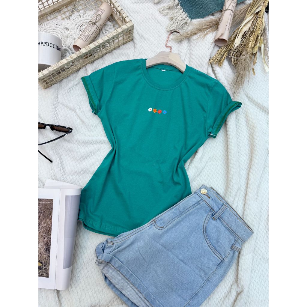 Camiseta blusa T-Shirt Feminina Algodão comquatro pequenas flores, material de algodão casual e confortável em Oferta na Shopee