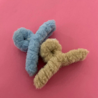 Prendedor de cabelo de pelúcia *cores sortidas* em Oferta na Shopee