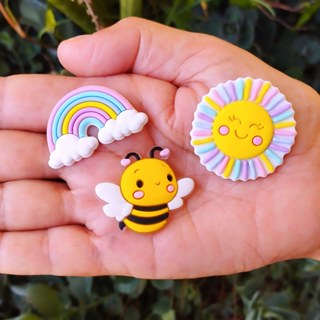 Kit Charm Pin Babuche Fofo Sunny Day Abelhinha 3und em Oferta na Shopee
