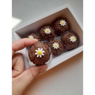 Apliques de açúcar Mini Margaridas flor com 50 unds para brigadeiros/trufas em Oferta na Shopee