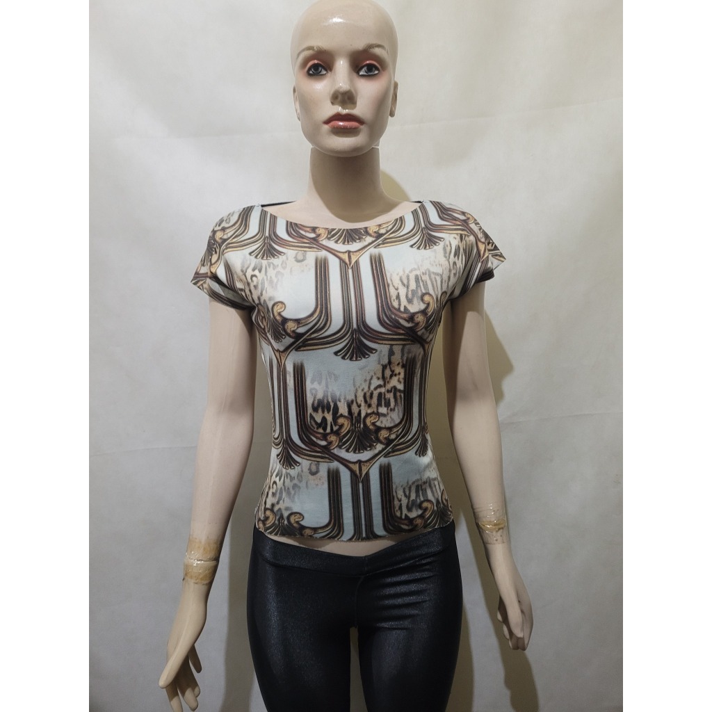 Blusa branca colorida estampada curta tam P veste até M usado bom estado