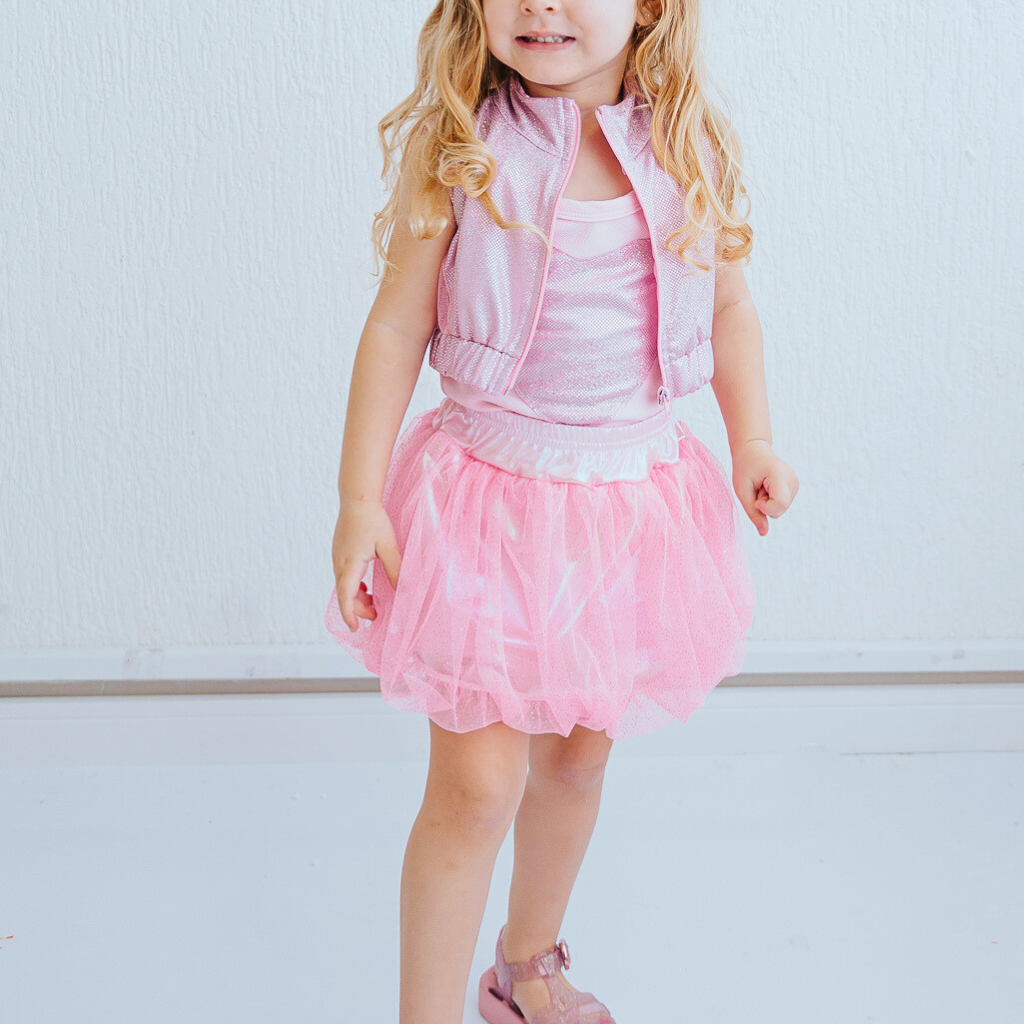 Conjunto Infantil Três Peças Shorts Saia Tule Balonê Blusa Alcinha Coração Colete Cropped