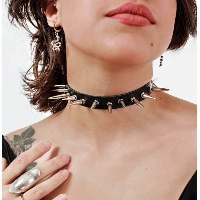 Choker Gargantilha Punk Rock Feminina Spike Prateada Couro Sintetico OFF em Oferta na Shopee