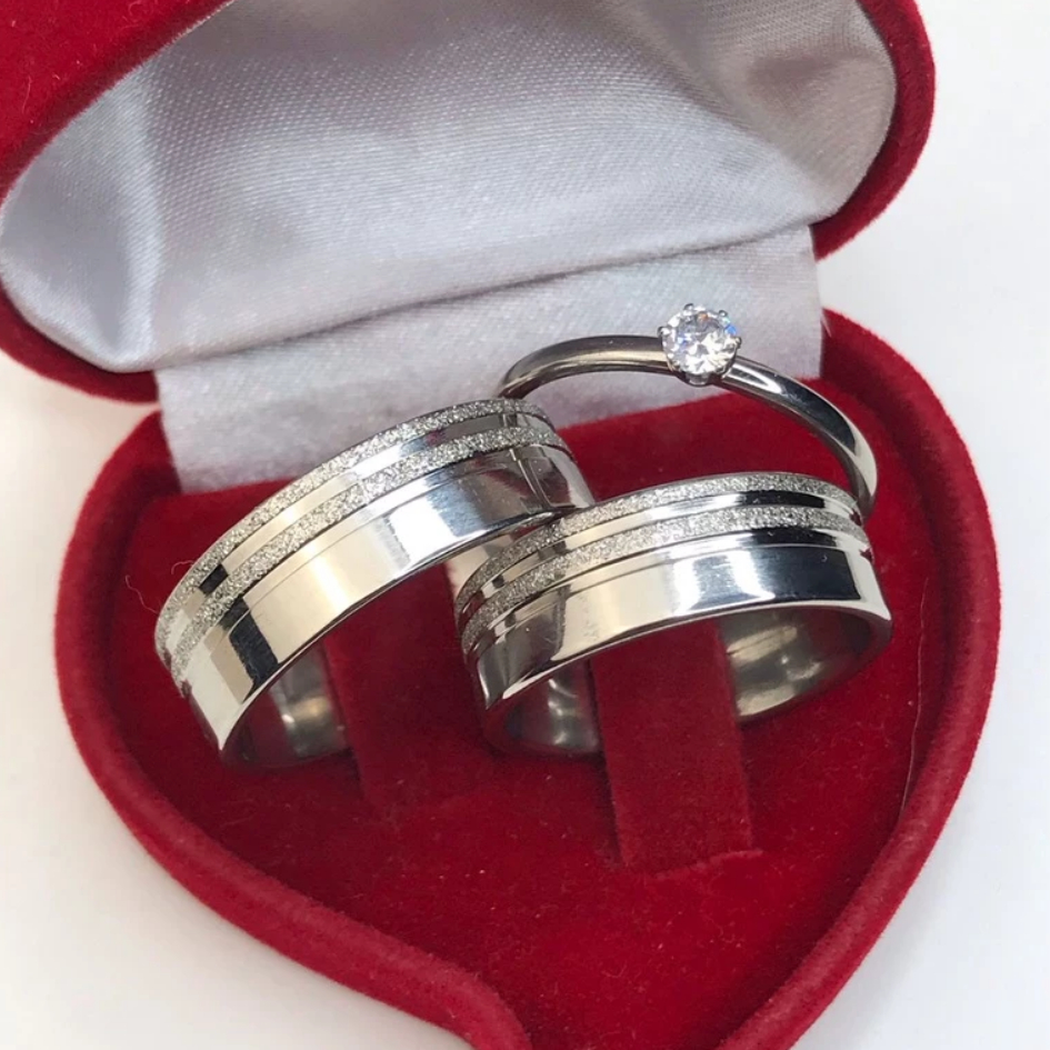 Par de Alianças Anéis Namoro Compromisso de Aço Prata Polido 8mm Com 2 Frisos Brilhantes Jateada + Solitário em Oferta na Shopee