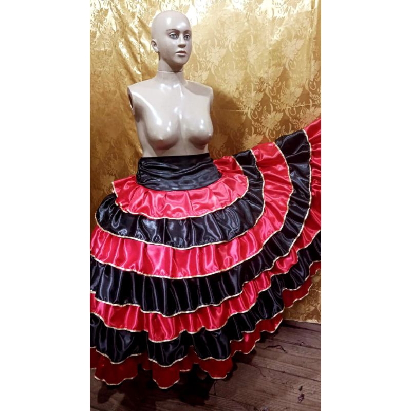 saia sete babados com fita dourada em cetim.