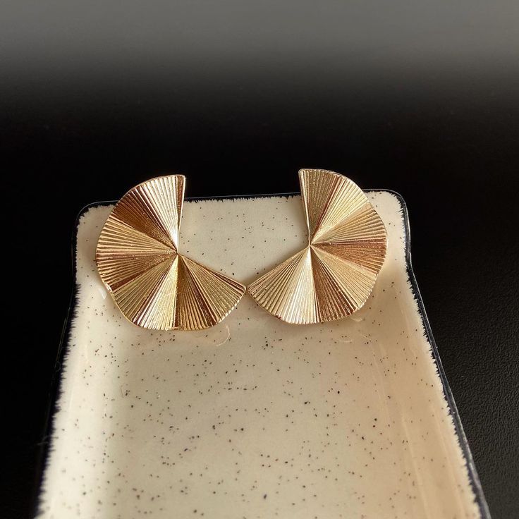 Brincos Femininos Folha Meia Pétala Flor, Brinco Leque, Brinco Estrela Folheado a Ouro 18k  Brinco Dourado Blogueira