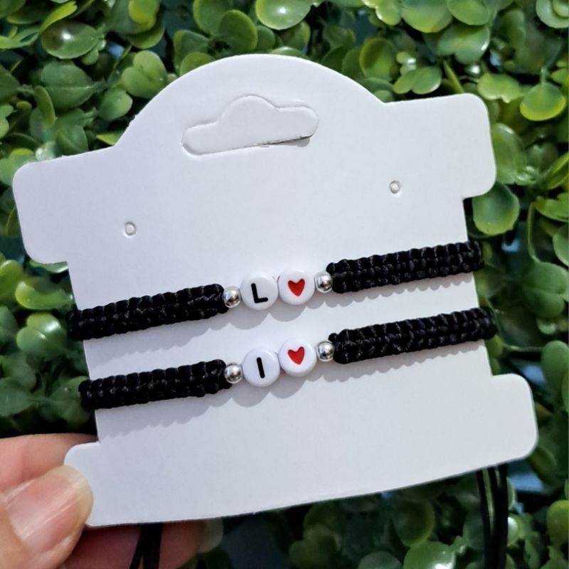 Par de pulseiras de casal / pulseiras da amizade com inicial branca e corações vermelho (**NÃO BRILHA NO ESCURO**) em Oferta na Shopee