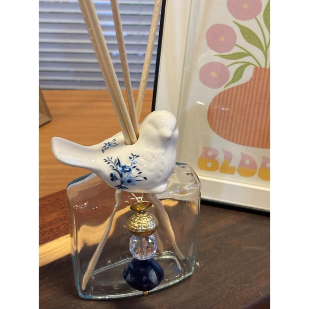 Difusor  de aroma  conjunto passarrinho em porcelana  estampada +vidro grande + pingente