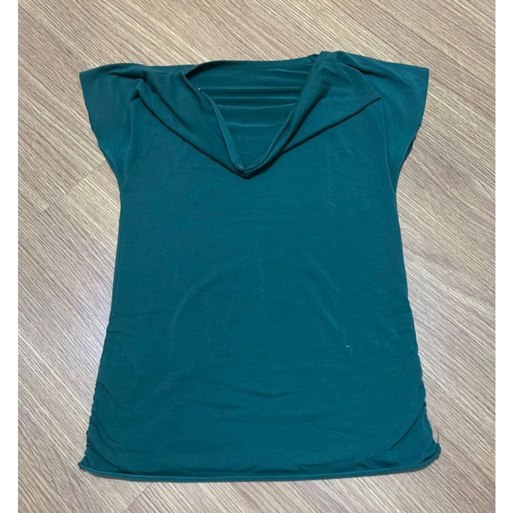 blusa de manga curta verde musgo com detalhe bonito no decote tamanho: M condição do produto: usado marca: veleta