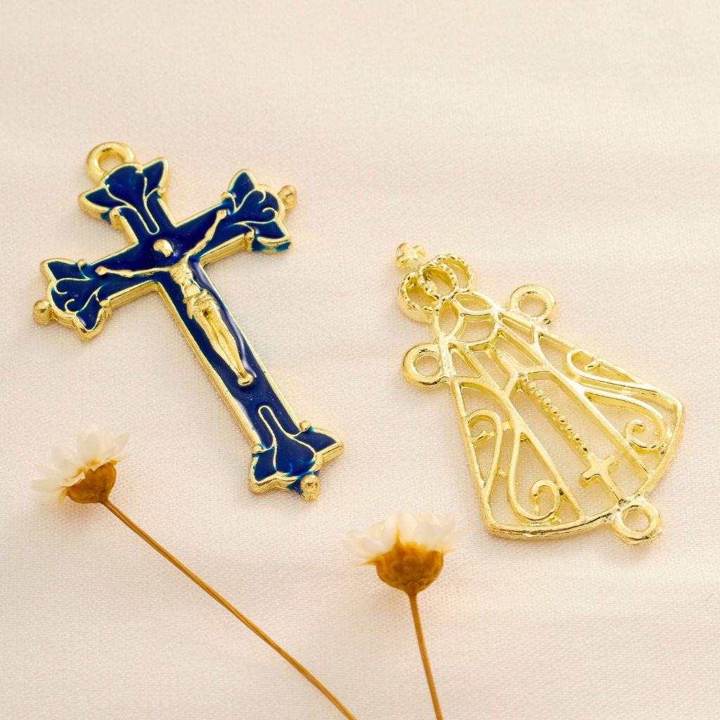 Kit Crucifixo + Entremeio Nossa Senhora Aparecida Dourado Alta Qualidade Peça para Terço Asas da Fé