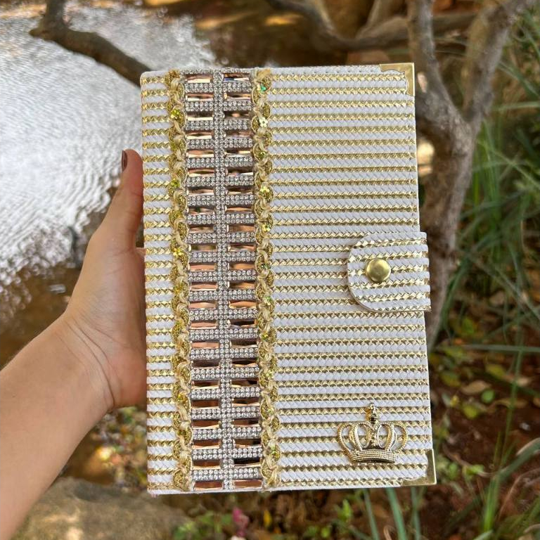 Bíblia Sagrada Feminina Personalizada C/Harpa Botão e Letra Hipergigante