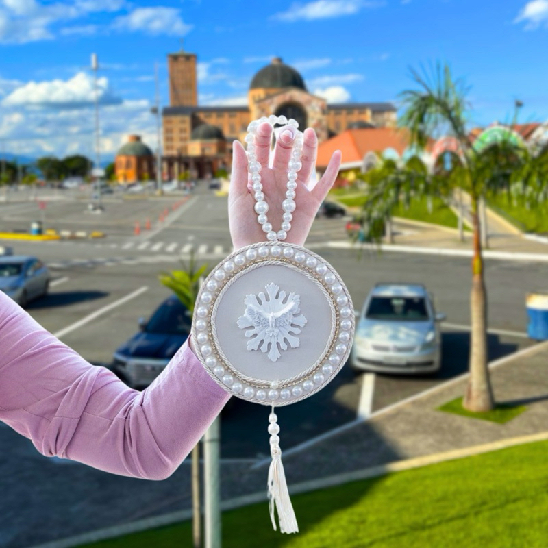 Mandala Católica Divino Espírito Santo Decorativa Artesanal Lembrancinha MDF Resina Tecido Pérola 15 cm