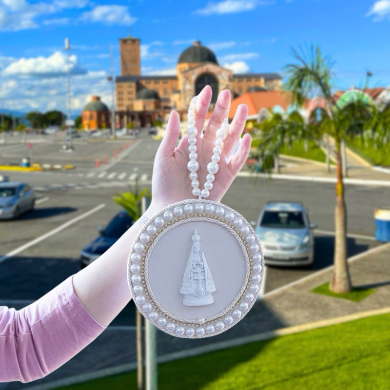 Mandala Católica Decorativa Nossa Senhora Aparecida Artesanal Lembrancinha MDF Tecido Pérola 15cm