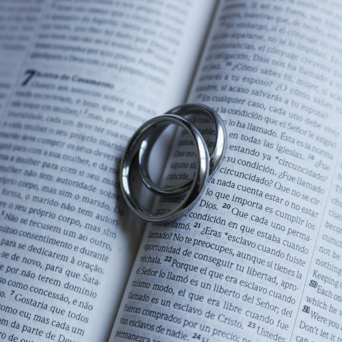 Par Aliança de Namoro e Compromisso Noivado Anel Prata Aço Inoxidável Abaulada Anatômica 4mm