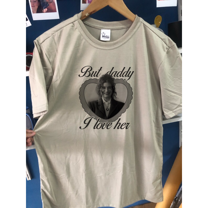 Camiseta Verde Caqui Agatha Harkness/ Rio Vidal/ Wanda Waximoff “But daddy I love her”