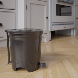 Lixeira Plástica 13 Litros Com Pedal Resistente Reforçada Multiuso Banheiro Cozinha Decoração Casa Ambientes em Oferta na Shopee