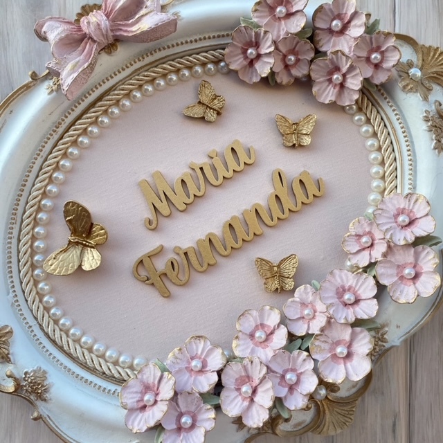 Porta maternidade resina oval com flores borboleta e laço