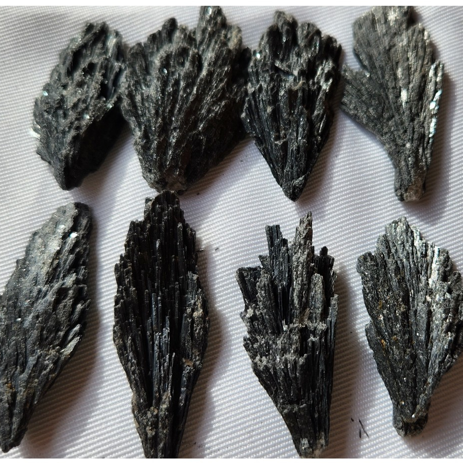 Cianita Negra Vassoura de Bruxa Bruta Preta em Oferta na Shopee