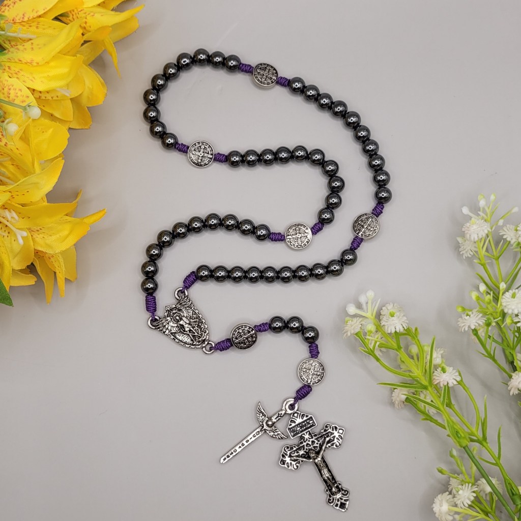 Terço Pedra Hematita - São Miguel e São Bento em Oferta na Shopee