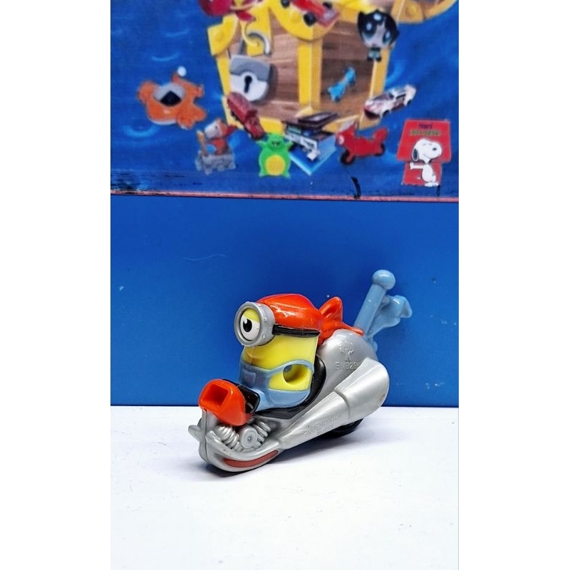 Miniatura Minion com moto kinder de Páscoa