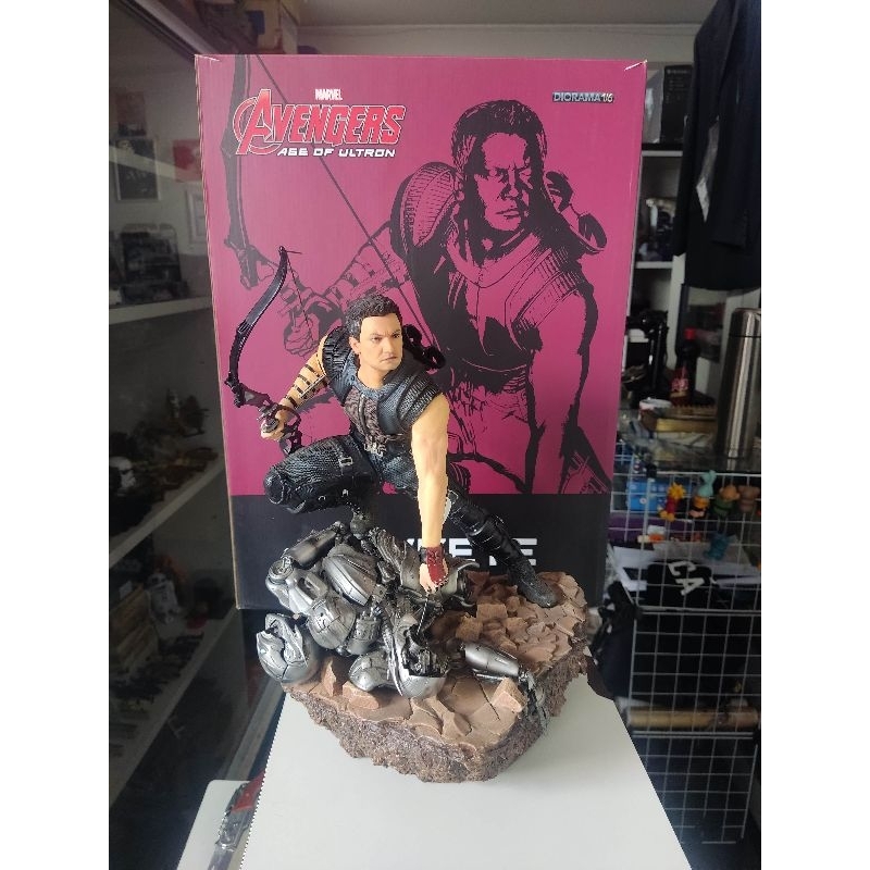 Estátua Iron studios Hawkeye 1/6 Era de Ultron Diorama
