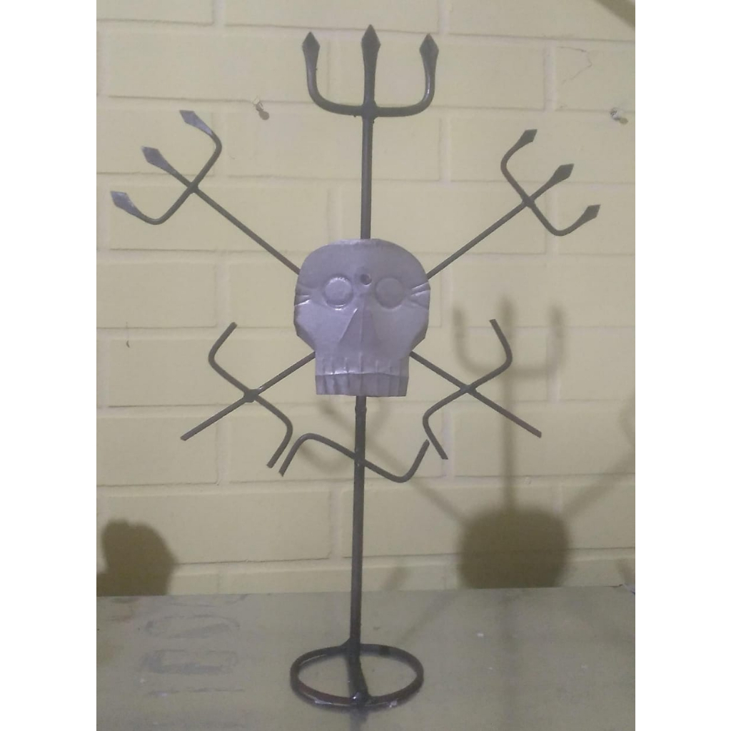 ASSENTAMENTO EXÚ CAVEIRA FERRO 40 CM UMBANDA OU CANDOMBLÉ
