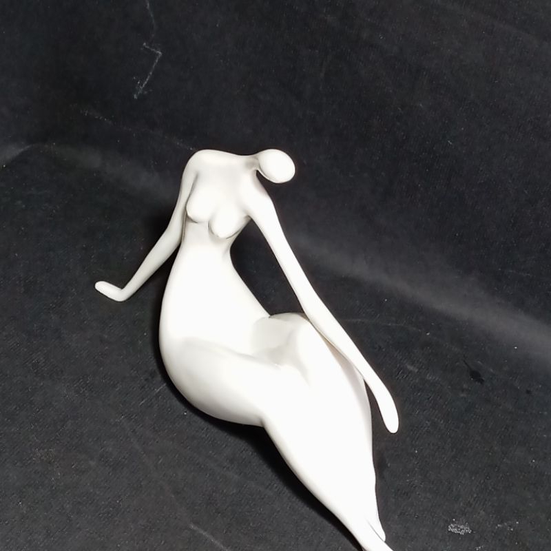 1 escultura branca de mulher nua porcelana
