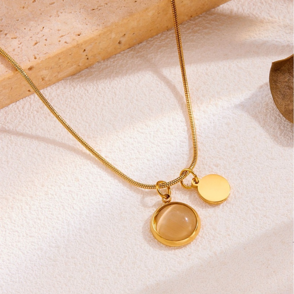Colar de disco olho de gato em aço titânio 18K para mulheres, luxo leve, sofisticado, nicho, estilo frio, elegante em Oferta na Shopee