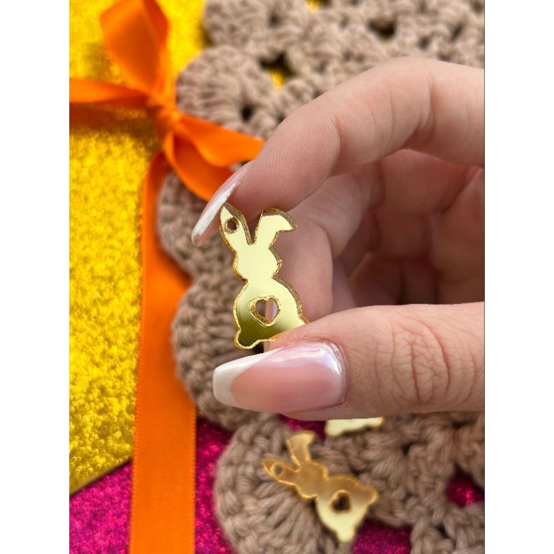 Coelinho Corpinho Acrílicos Dourado 2,6cmx1,5 largura - diametro do furo 2mm em Oferta na Shopee