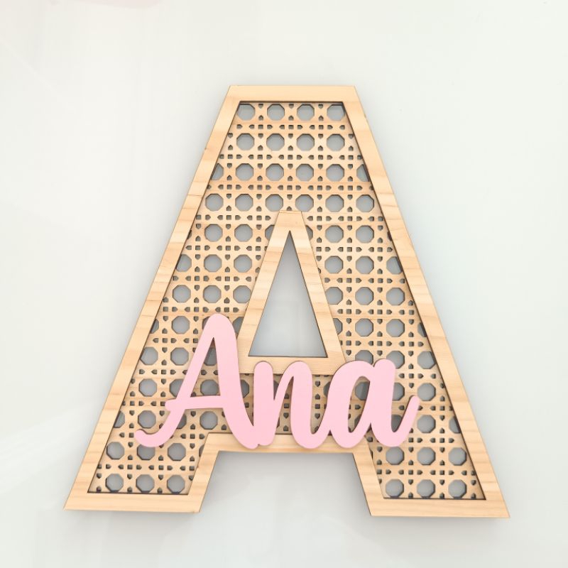 Letra 25 cm Formato de Palhinha Indiana em mdf com nome cor pinus rta decorativa quarto bebe menina menino palha madeira