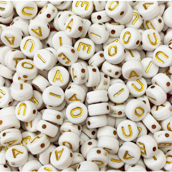 Miçanga Entremeio VOGAIS Redonda Branca Com Letra Dourada 6mm