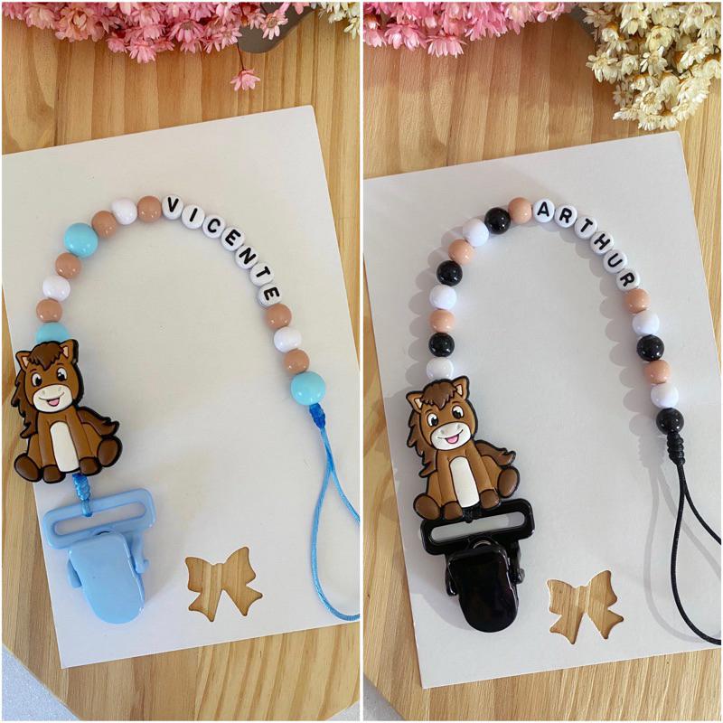 Prendedor de chupeta personalizado com tema e nome para menino