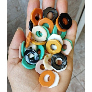 Argolas pequenas irregulares achatadas com furo no meio,para montagem de colares, roupas e outros acessórios da moda em Oferta na Shopee