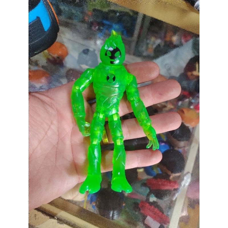 Boneco Ben 10 chama fora do Omnitrix original Playmates