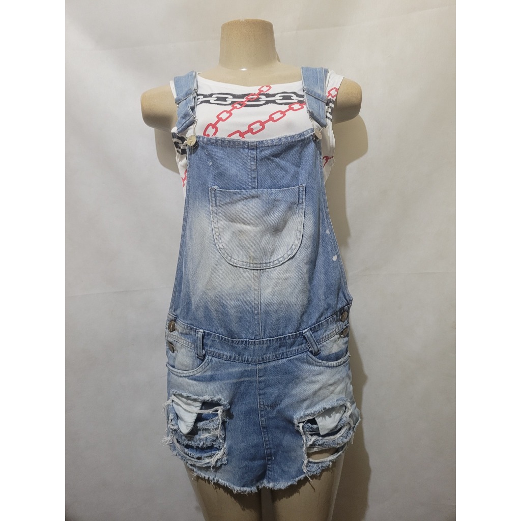 Macaquinho jardineira jeans tam M 40 Ocasião usado bom estado conforme fotos