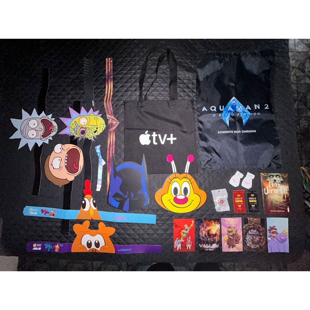 MEGA LOTE CCXP MOCHILA AQUAMAN2 ECOBAG APPLE TV TIARAS MÁSCARAS CARDS