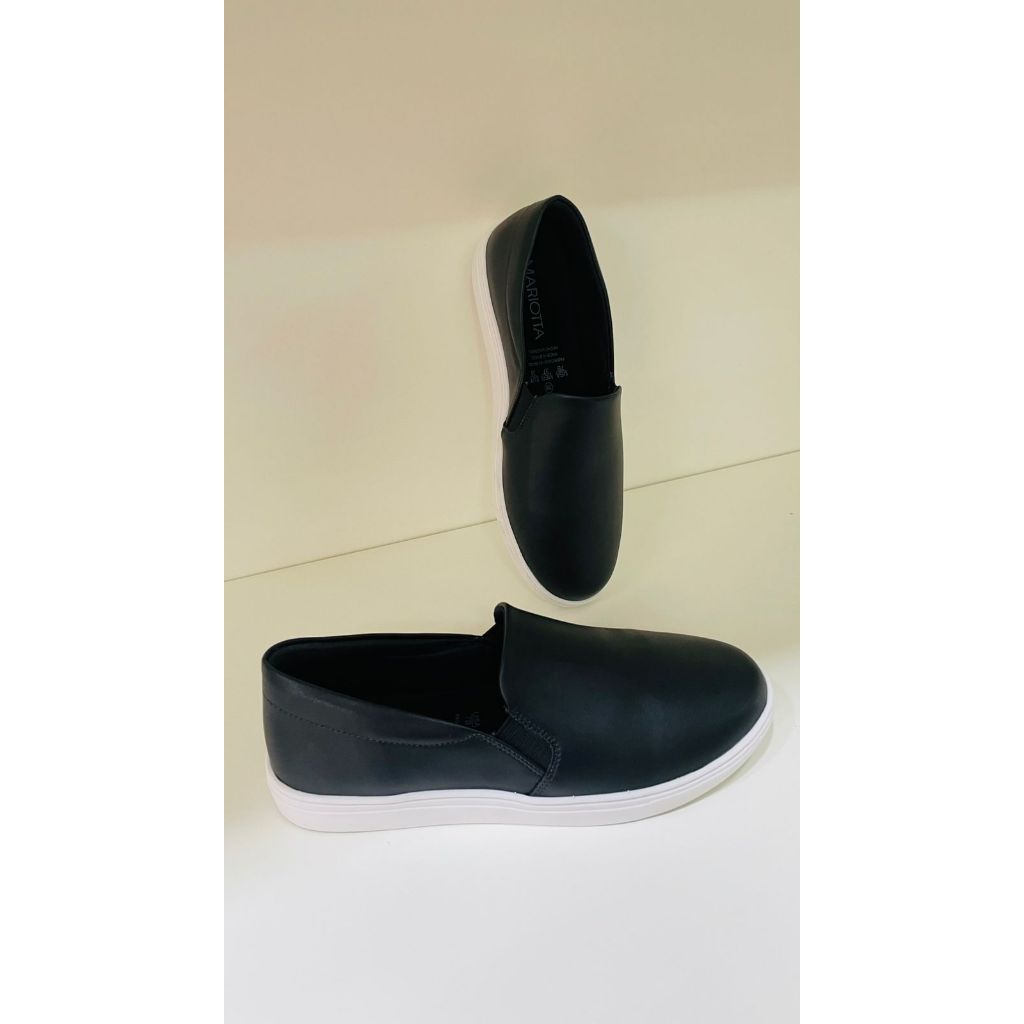 Tênis feminino Slip on -Cor: Preto // sola branca - Sem cadarço - Napa / Sintético - Tênis leve ultra confotável - Tênis