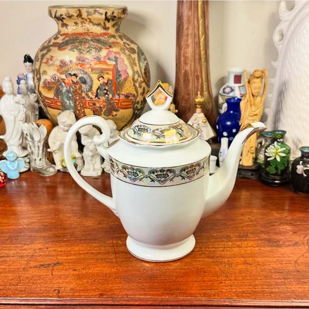 Elegante bule em antiga porcelana steatita.