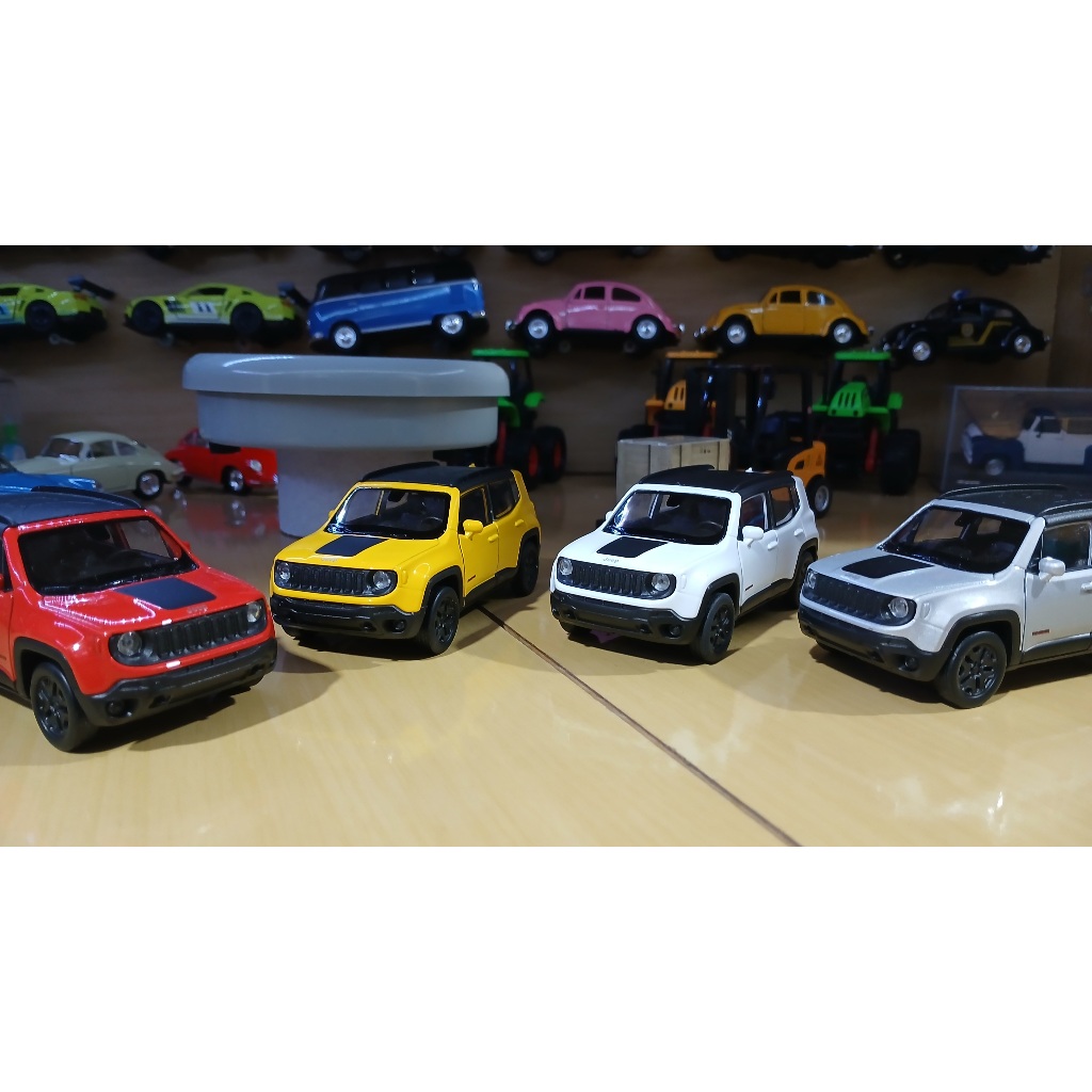 MINIATURA DE CARRINHO DE METAL JEEP RENEGADE TRAILHAWK ESCALA 1/32 A FRICÇÃO FABRICANTE WELLY