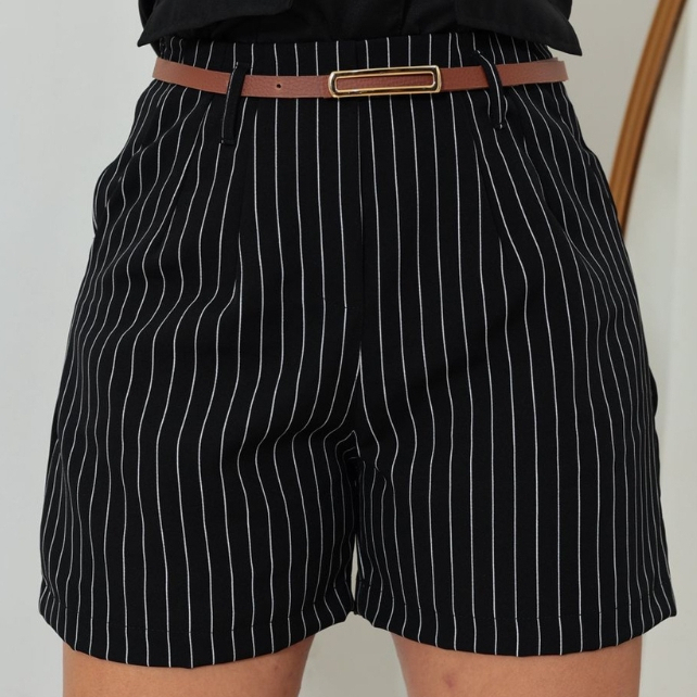 Short  Alfaiataria feminino social Listrado com cinto,  bolso e ziper na lateral verão 202...