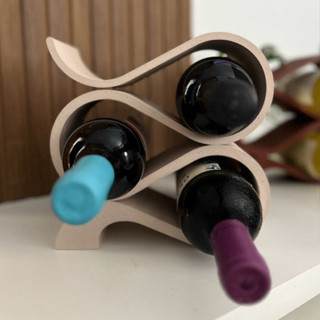 Adega de mesa com suporte para vinho elegante e sofisticada.