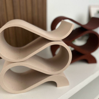 Adega de mesa com suporte para vinho elegante e sofisticada.