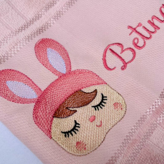 Toalha Bordada Personalizada com Nome Boneca Metoo Angela Coelha