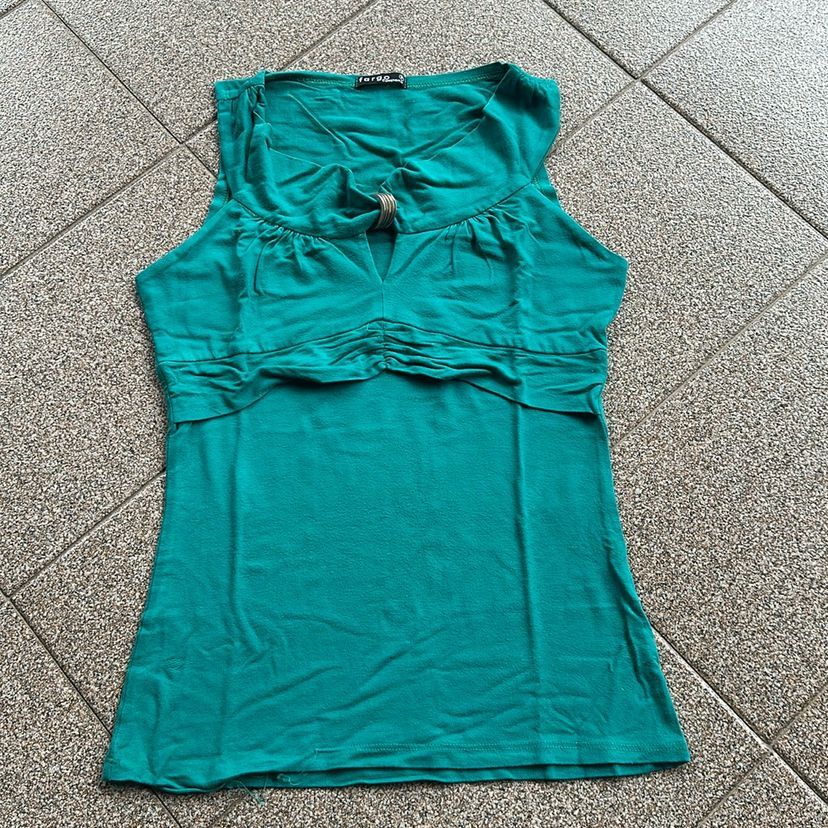 blusa verde fargo com argolas no decote  tamanho: P (bazar - brechó - desapego)