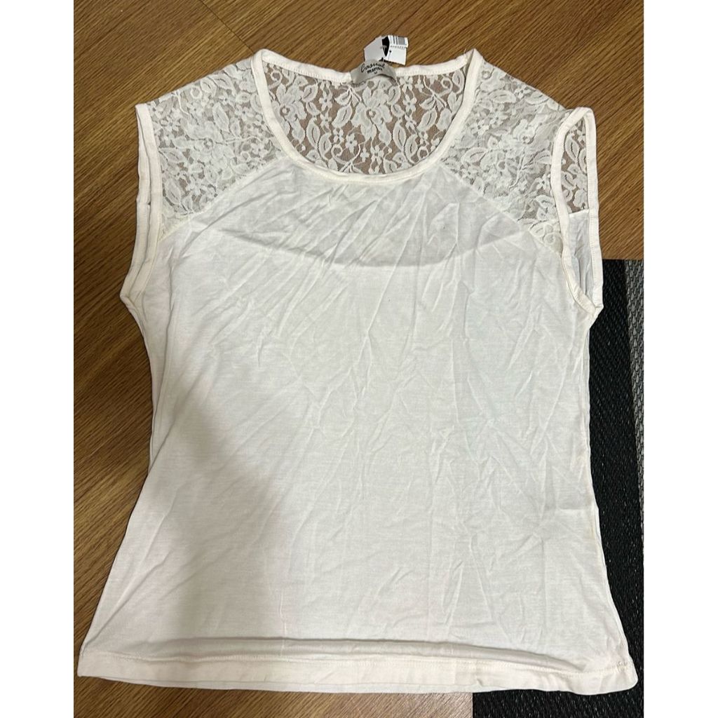 blusa branca de manga branca com detalhes em renda frente e verso  tamanho: M (bazar - brechó - desapego)