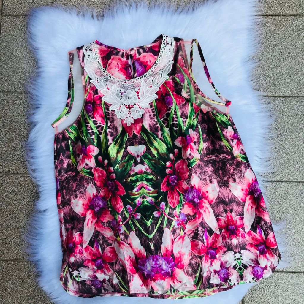 blusa cetim multicolorida com detalhes em renda e tule - tamanho: P (bazar - brechó - desapego)