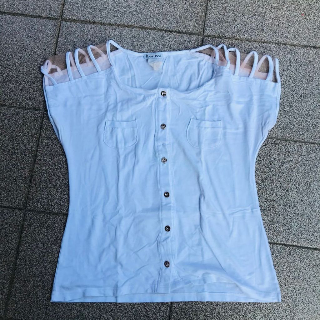 blusa branca com botões e tule nos ombros - tamanho: M (bazar - brechó - desapego)